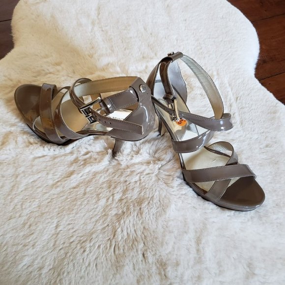 Michael Kors "Evie" Cinder Patent Leather High Heel Platform Sandal Taupe Grey - Picture 10 of 12